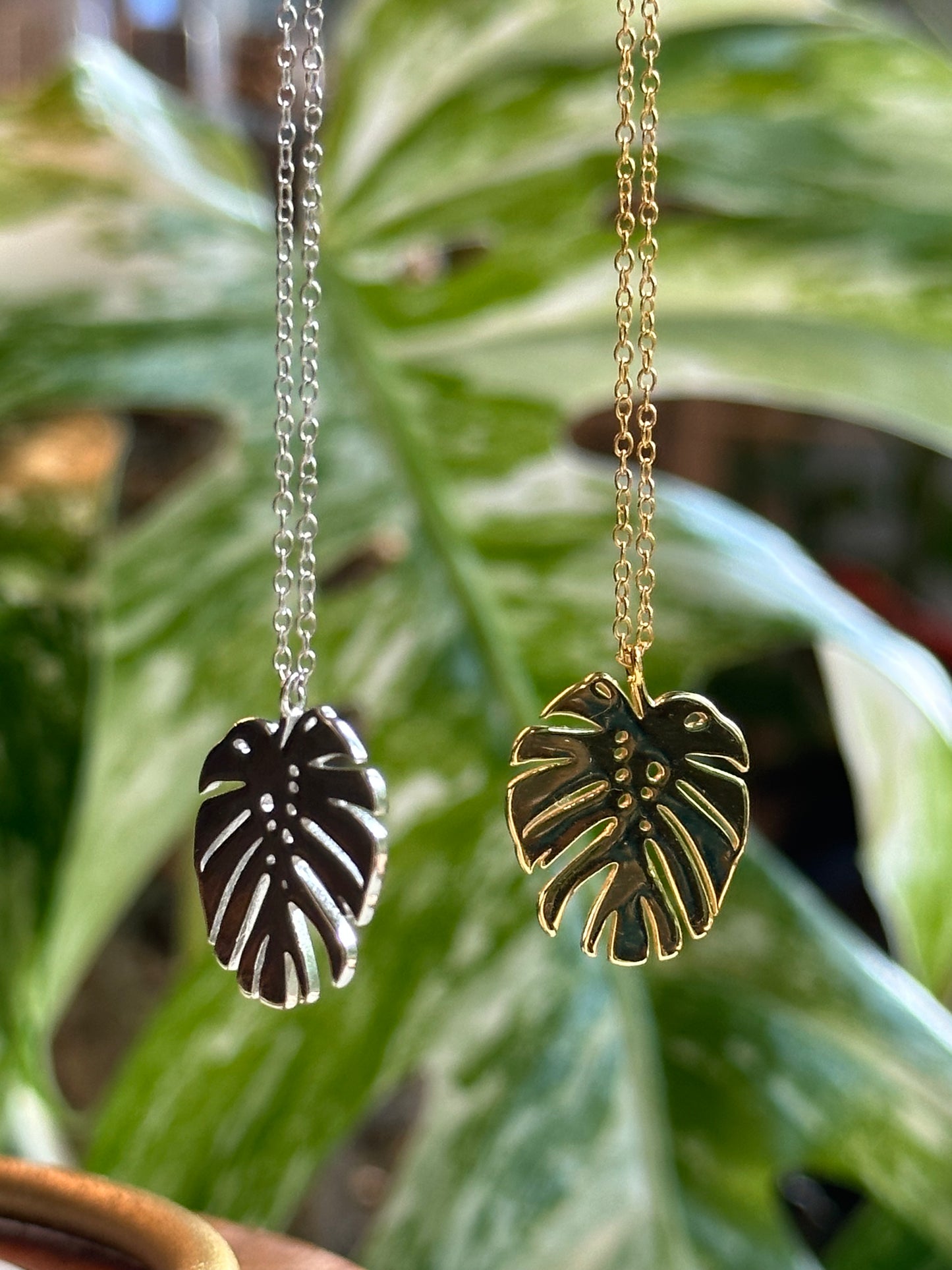 Monstera necklace