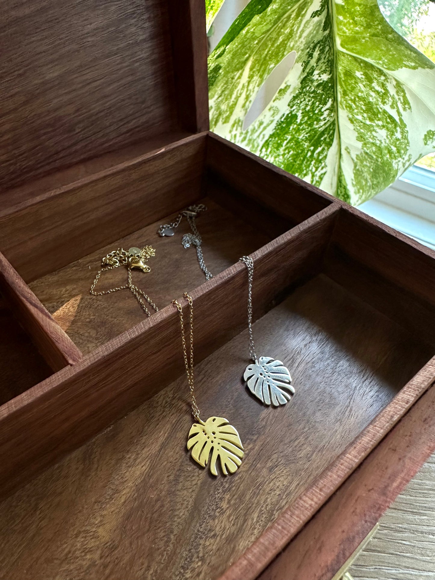 Monstera necklace